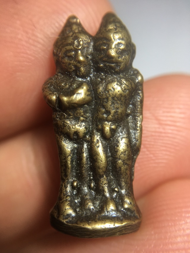 Held in the hand we see the Kanha Jali Thai Amulet Luang Por Chaeng Wat Bang Pang