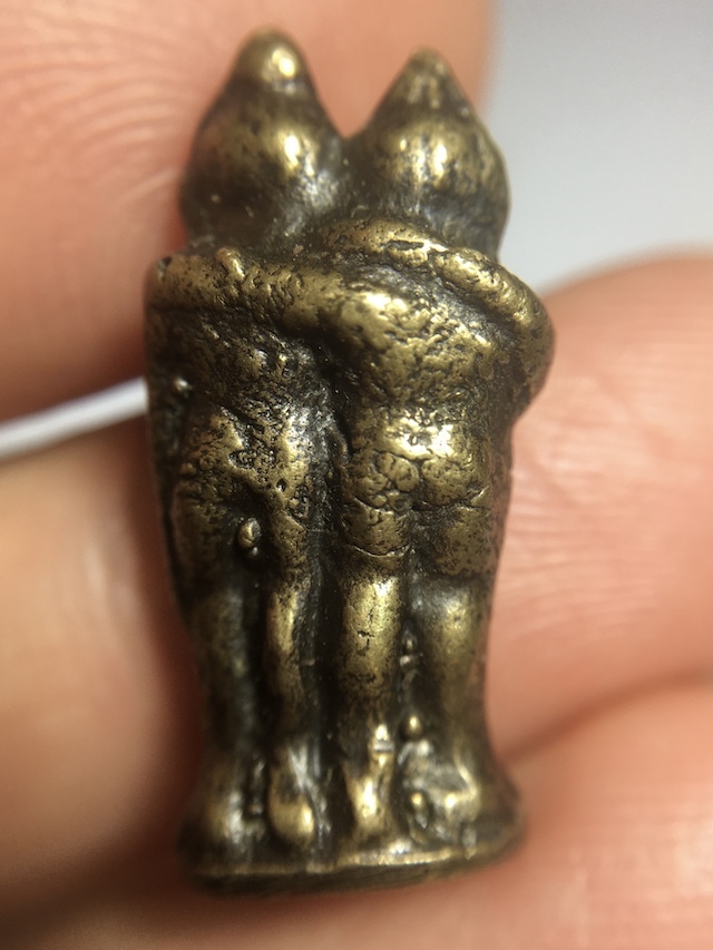 Rear face of Kanha Jali Loi Ongk Statuetteof Vessantara's Children amulet held in the hand