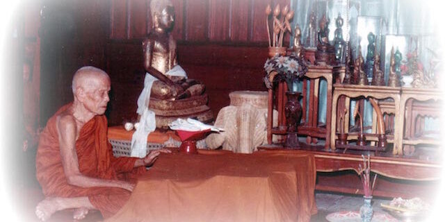 Kroo Ba Ban performing blessings on Thai amulets such as the Look Om Prai Kumarn, Somdej Song Pol and the Khun Phaen Song Pol