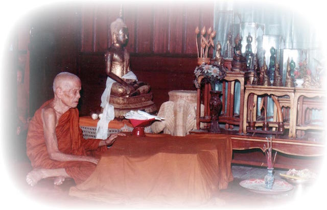 Kroo Ba Ban performing blessings on Thai amulets such as the Look Om Prai Kumarn, Somdej Song Pol and the Khun Phaen Song Pol