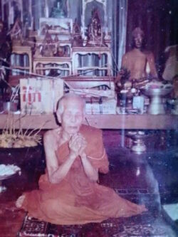 LP Kroo Ba Ban praying to BUddha