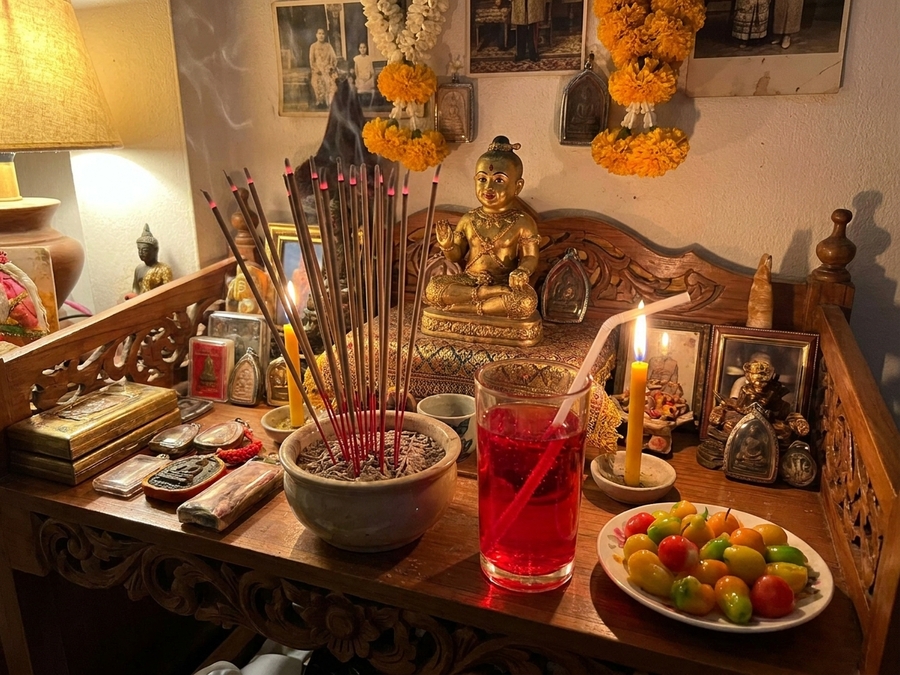 Altar de Kumarn Tong con ofrendas
